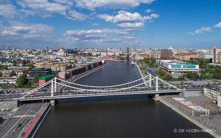 Мужчина забрался на конструкцию Крымского моста в Москве и угрожал суицидом