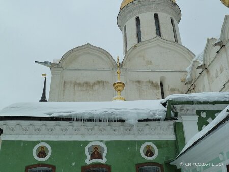 Глыба льда обрушилась на прихожанку во время молитвы в Сергиевом Посаде