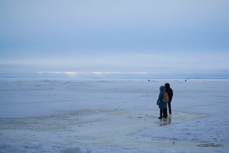 Около 40 рыбаков уносит в море на оторванной льдине у берегов Сахалина