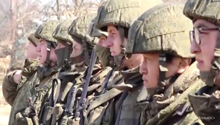 Российские солдаты и офицеры получили боевые награды на передовой