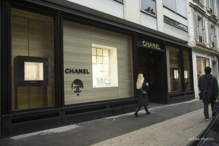 Магазины Chanel в Париже обклеили стикерами с Гитлером после скандала с россиянами