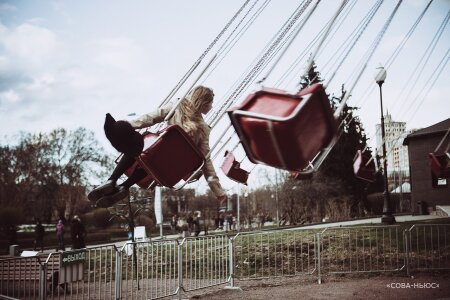 Молодая девушка вылетела с аттракциона «Вихрь» в омском парке