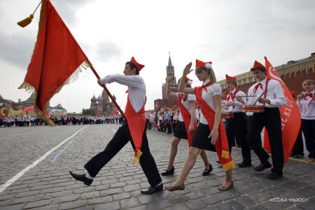 Пять тысяч детей стали пионерами на Красной площади в Москве