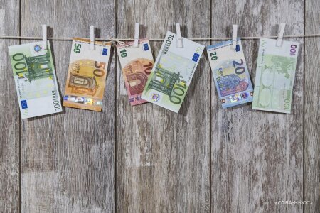 Сбербанк и ВТБ приостановили переводы в валюте в другие банки