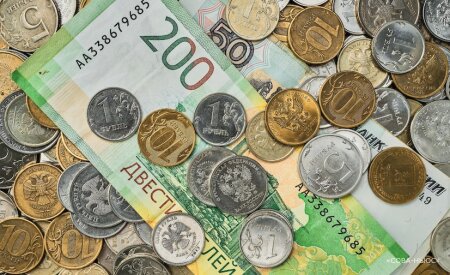 Медведев: Деньги нужно хранить в рублях