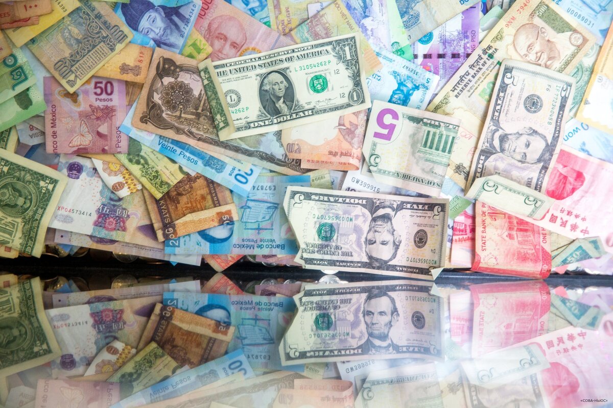 Центробанк сокращает валютные операции в российских банках