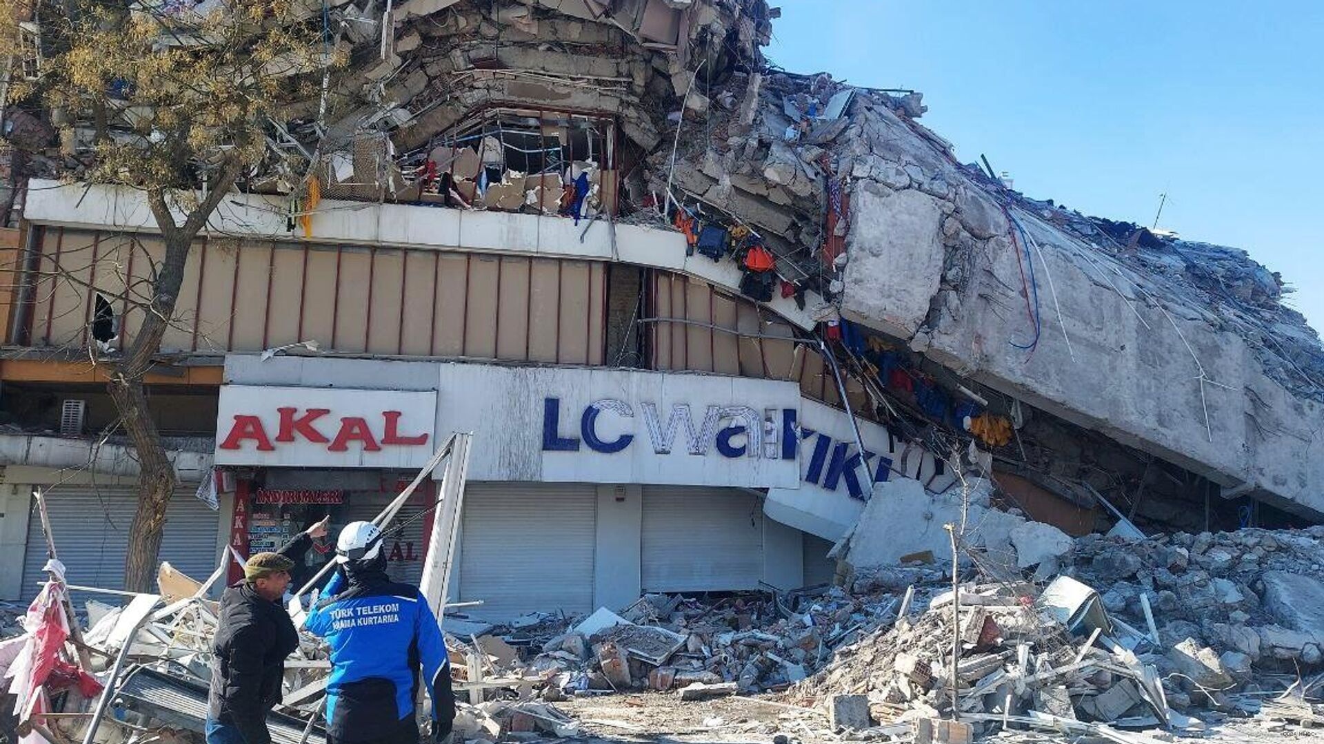 Число погибших от землетрясения в Турции составляет уже 19 тысяч человек