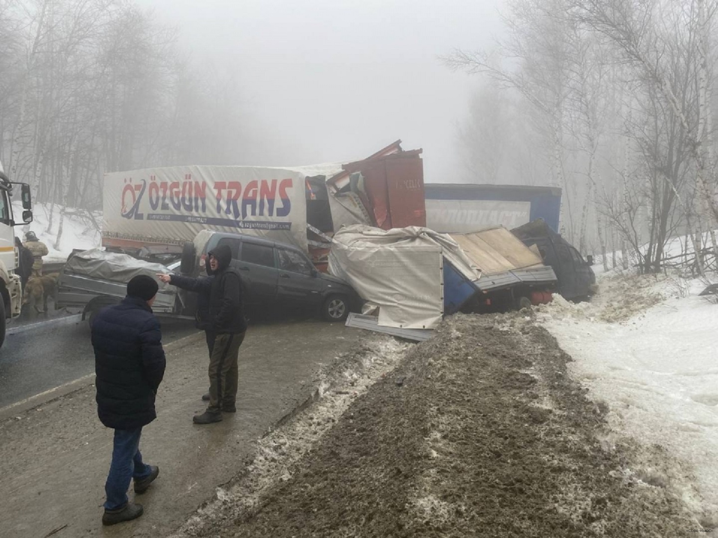 Более 20 машин столкнулись на федеральной трассе в Саратовской области