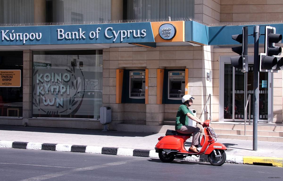 Крупнейший банк Кипра массово закрывает счета россиянам